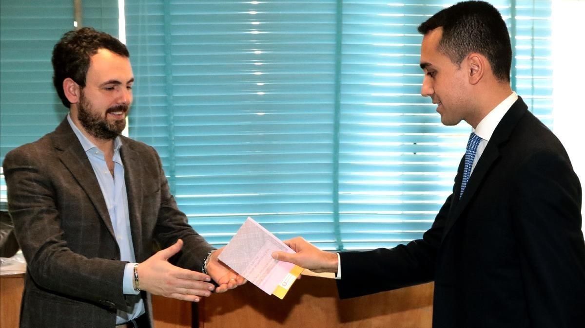 Luigi di Maio entrega su papeleta al presidente de la mesa electoral donde ha votado, en Nápoles. Luigi di Maio entrega su papeleta al presidente de la mesa electoral donde ha votado, en Nápoles.