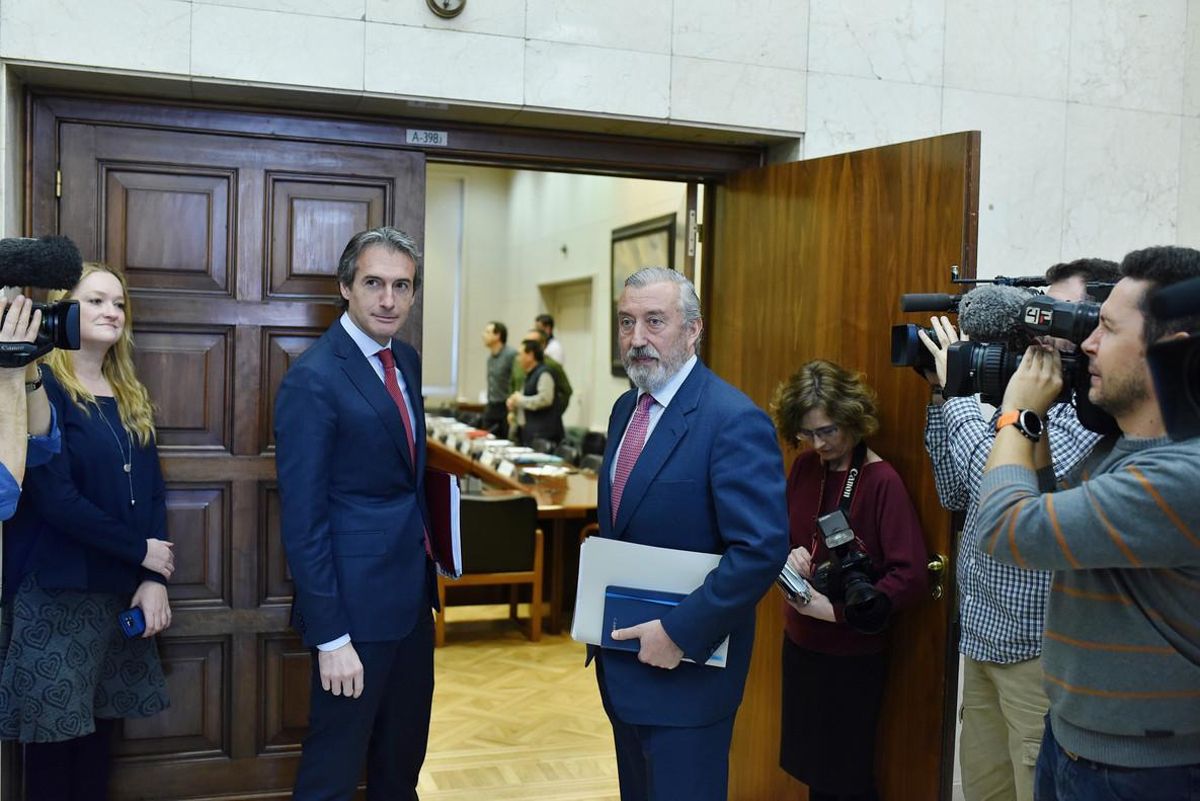 El ministro de Fomento, Íñigo de la Serna, y el secretario de Estado de Infraestructuras, Julio Gómez-Pomar, entran en una reunión celebrada el pasado febrero. El ministro de Fomento, Íñigo de la Serna, y el secretario de Estado de Infraestructuras, Julio Gómez-Pomar, entran en una reunión celebrada el pasado febrero.