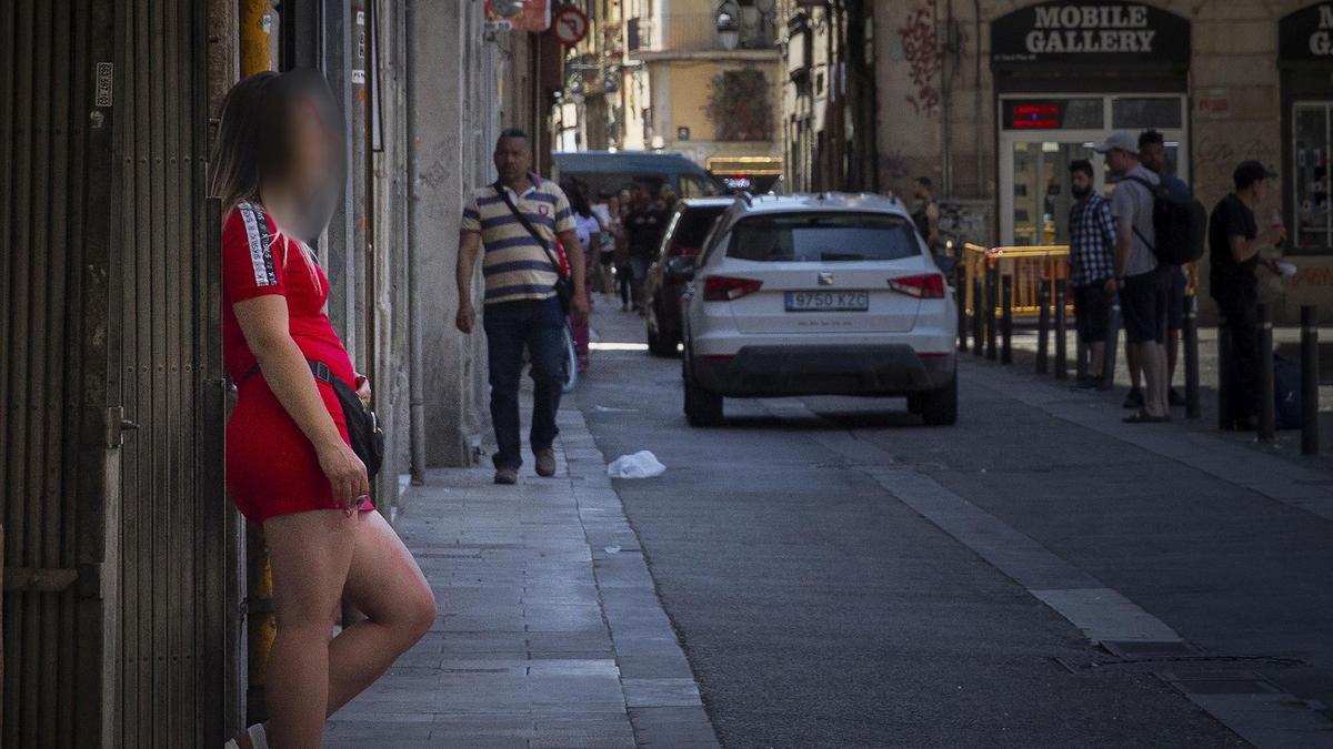 Prostitución en la calle Robadors del Raval.
