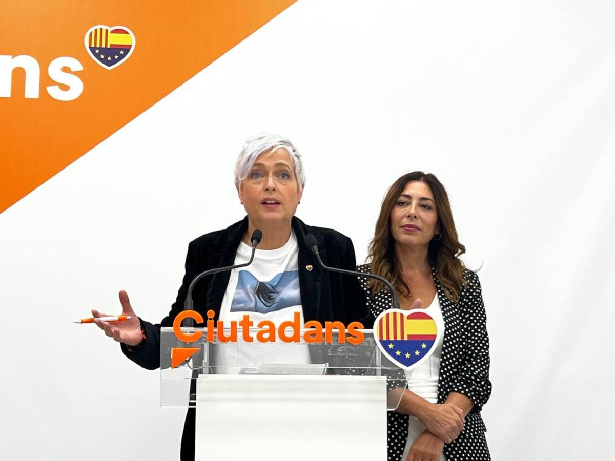 Anna Grau, en octubre en la sede de Ciutadans, con Luz Guilarte, anterior presidenta del grupo de Ciutadans en el Ayuntamiento de Barcelona, en segundo plano. Anna Grau, en octubre en la sede de Ciutadans, con Luz Guilarte, anterior presidenta del grupo de Ciutadans en el Ayuntamiento de Barcelona, en segundo plano.