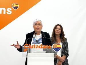 Anna Grau, en octubre en la sede de Ciutadans, con Luz Guilarte, anterior presidenta del grupo de Ciutadans en el Ayuntamiento de Barcelona, en segundo plano.