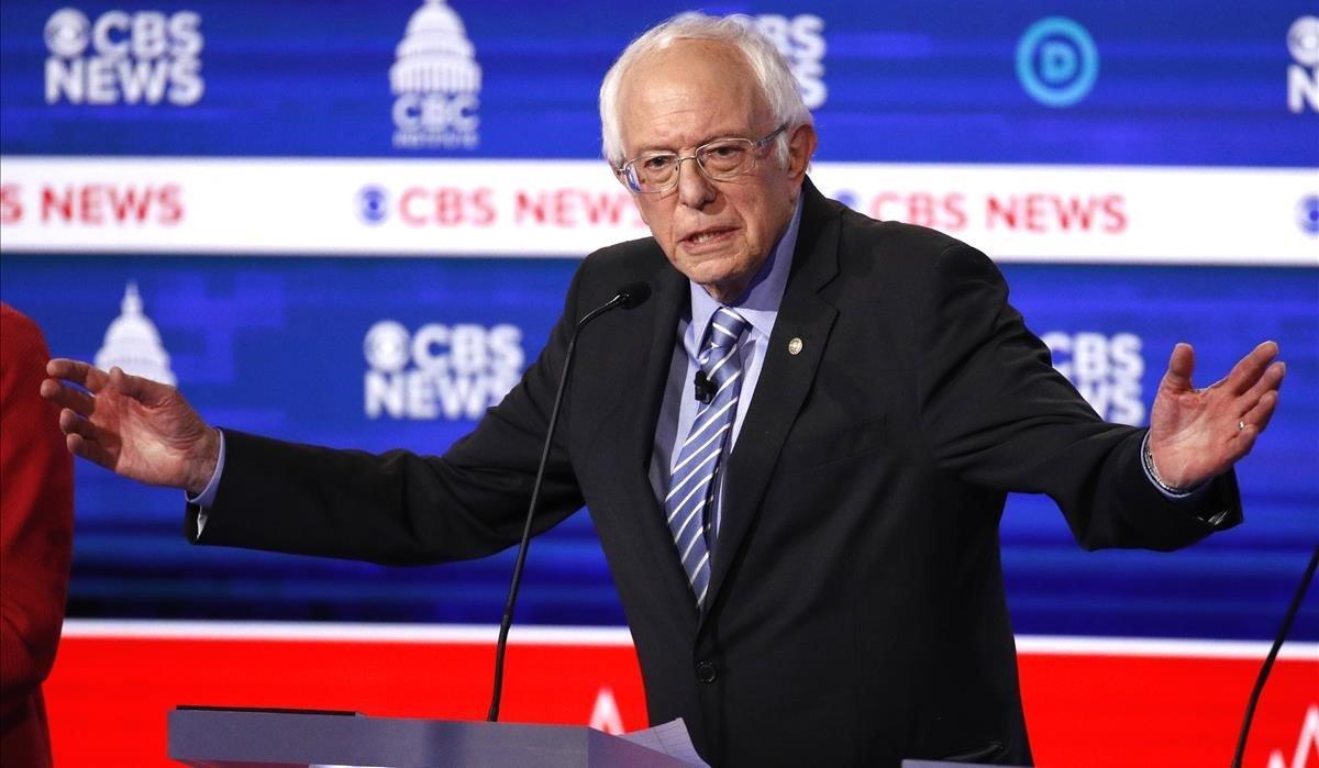 El candidato demócrata Bernie Sanders, durante un debate en las primarias del partido en la localidad de Charleston, en Carolina del Sur. 