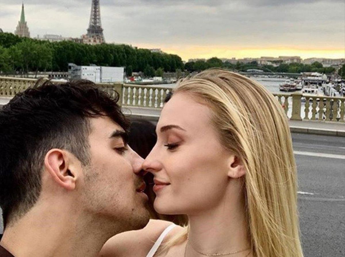 Sophie Turner y Joe Jonas se besan con la Torre Eiffel de fondo. Sophie Turner y Joe Jonas se besan con la Torre Eiffel de fondo.