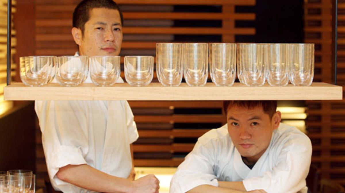 Hikeki (Izquierda) y Sam, chefs del restaurante japonés Koy Khunka de la calle Copons. Foto: DANNY CAMINAL.