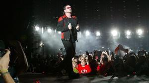 Bono, en el concierto de U2 en el Camp Nou en agosto del 2005.