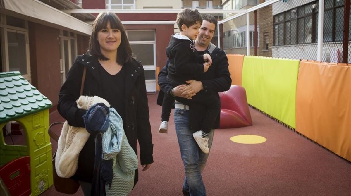 Ana Mourelo y Jose Brocal recogen al pequeño Aitor a la salida del colegio Sants Innocents. Ana Mourelo y Jose Brocal recogen al pequeño Aitor a la salida del colegio Sants Innocents.