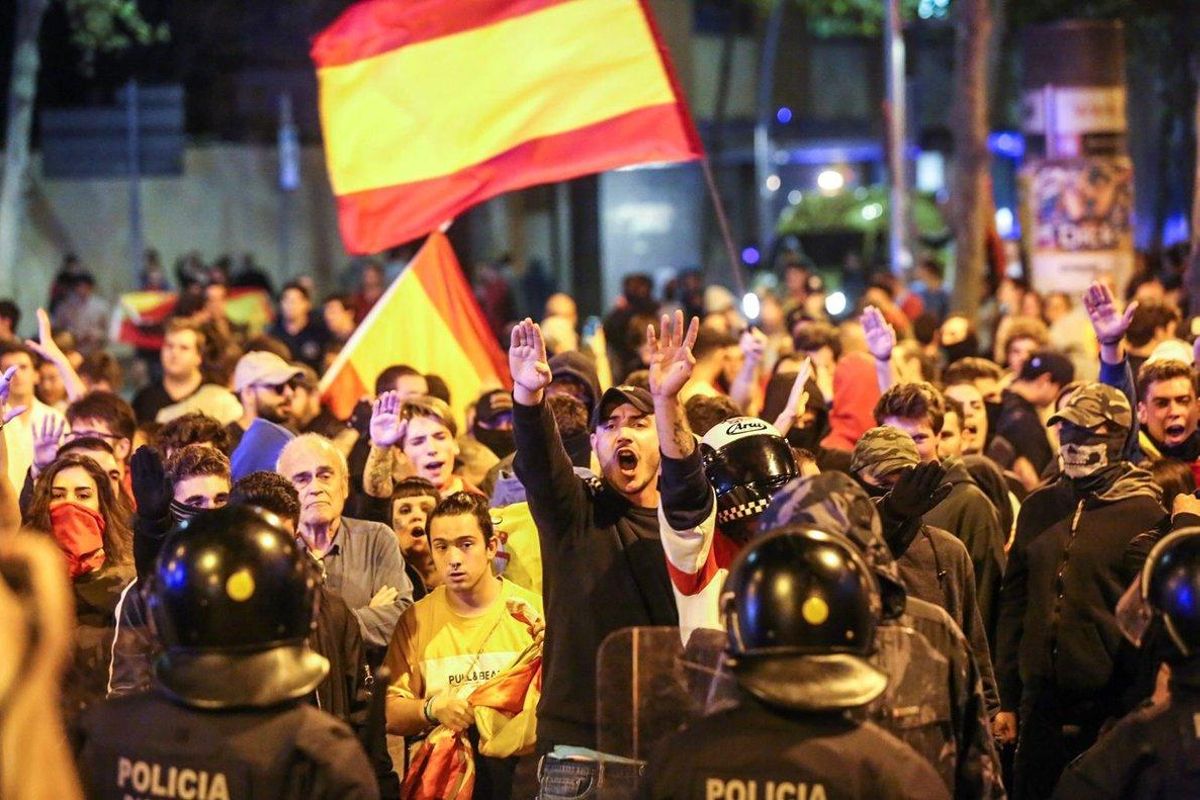 Manifestantes de ultraderecha en plaza Artós. Manifestantes de ultraderecha en plaza Artós.