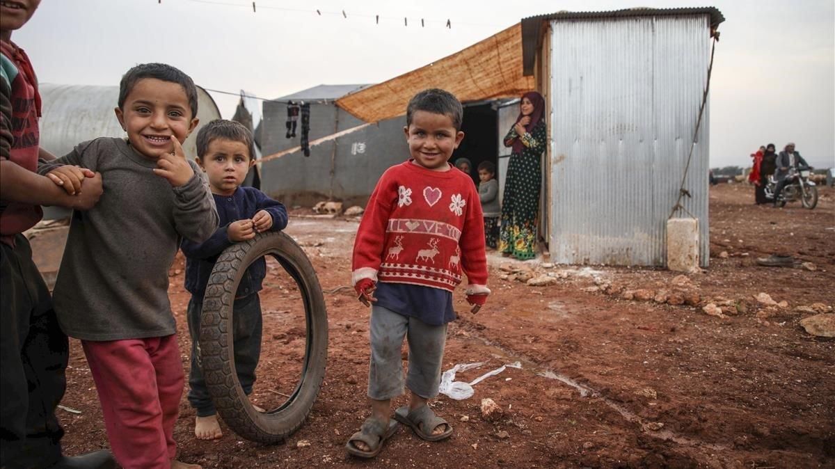Unos niños juegan en el campo de Batbu, en la ciudad siria de Alepo. Unos niños juegan en el campo de Batbu, en la ciudad siria de Alepo.