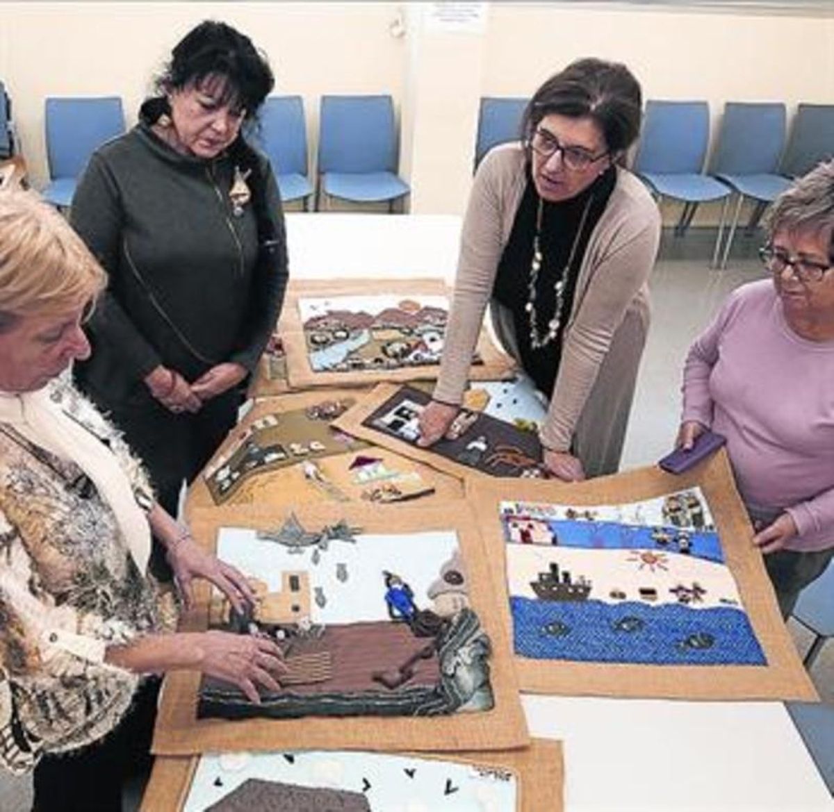 Las arpilleristas Bonavila, Ferran, Mascaró y Arasa, con sus tapices. Las arpilleristas Bonavila, Ferran, Mascaró y Arasa, con sus tapices.