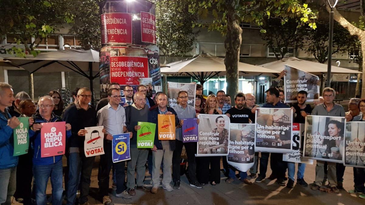 Imagen del inicio de la campaña a favor del Sí en el referéndum del 1-O en la Plaça Santa Anna de Mataró, donde coincidieron los máximos representantes locales de Esquerra, CUP y PDEcat.