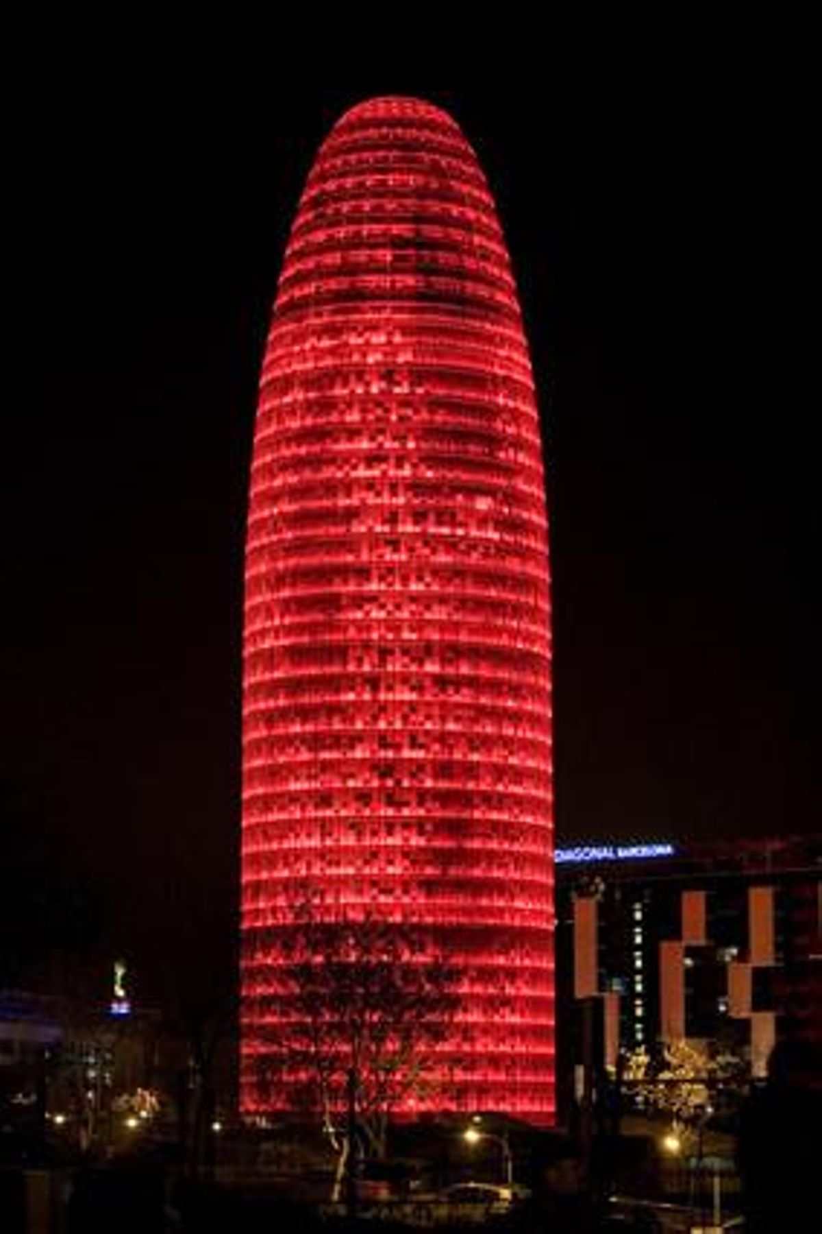 La Torre Agbar iluminada de color rojo en motivo del día mundial de la lucha contra el sida La Torre Agbar iluminada de color rojo en motivo del día mundial de la lucha contra el sida