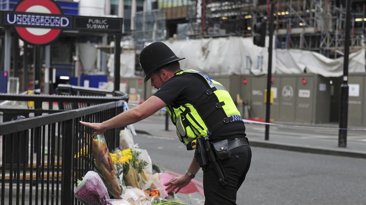Un policía cerca del puente de Londres, donde tuvo lugar un ataque terrorista en junio del 2017.