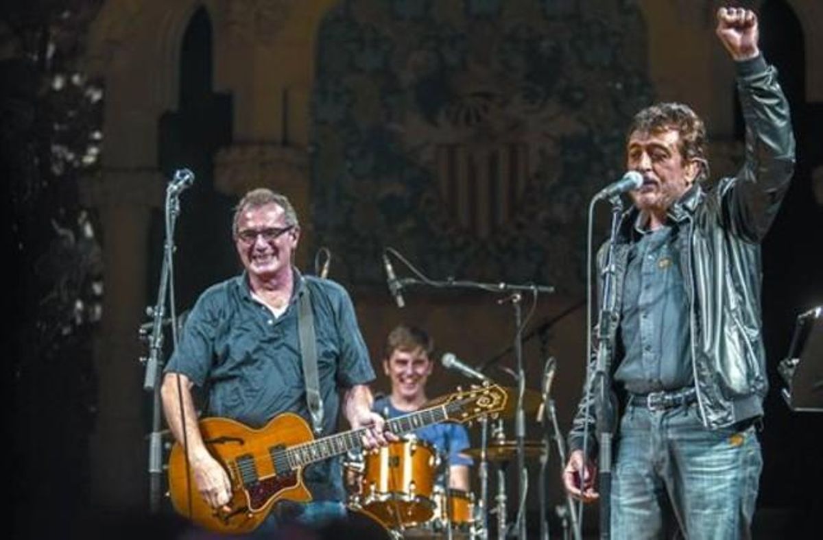 Manolo García (derecha), en su aparición en el Palau para interpretar una canción con Quimi Portet. Manolo García (derecha), en su aparición en el Palau para interpretar una canción con Quimi Portet.