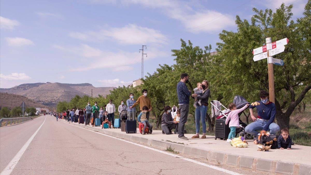 Los vecinos de La Mata (Els Ports, Castellón), en fila durante su protesta en la carretera del pueblo con un línea MAT. Los vecinos de La Mata (Els Ports, Castellón), en fila durante su protesta en la carretera del pueblo con un línea MAT.