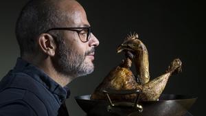 Jordi Vilà y el pollo cubista del restaurante Al Kostat, en Barcelona.