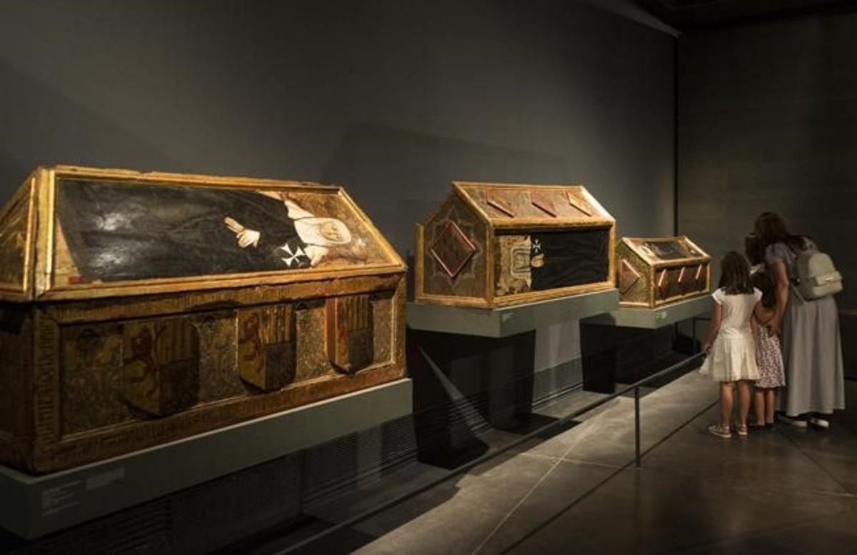Tres de las cajas mortuorias expuestas en Lleida y que deben ser devueltas a Sijena, según la ejecución provisional de la sentencia por los 97 bienes del monasterio. Tres de las cajas mortuorias expuestas en Lleida y que deben ser devueltas a Sijena, según la ejecución provisional de la sentencia por los 97 bienes del monasterio.