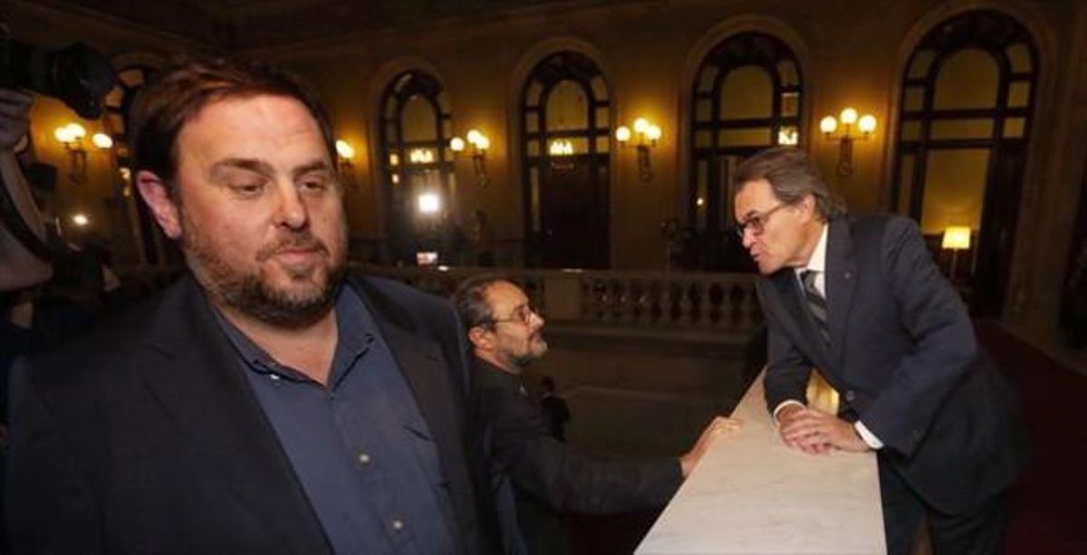 Junqueras, Baños y Mas, en las escaleras del Parlament, durante el debate de investidura. Junqueras, Baños y Mas, en las escaleras del Parlament, durante el debate de investidura.