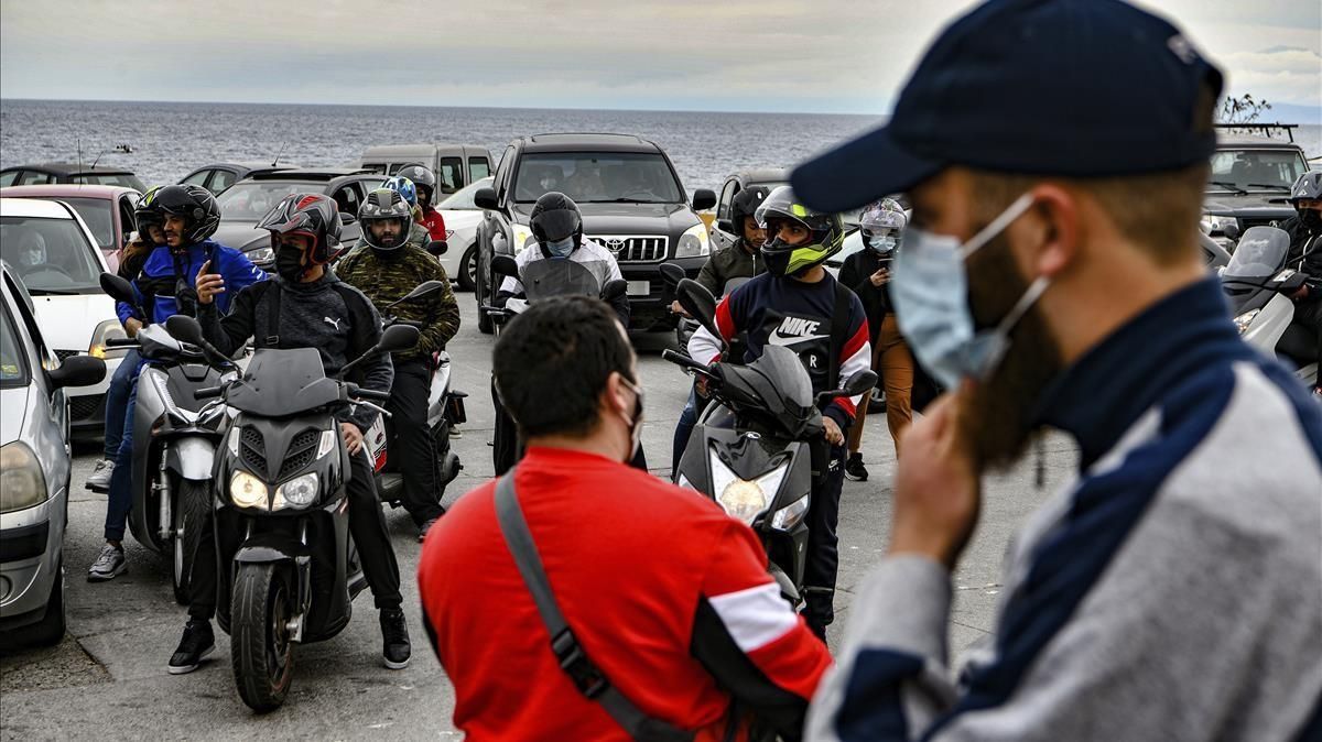 Varias personas participan en una manifestacion en coche para pedir retrasar el toque de queda en Ceuta, este lunes. Varias personas participan en una manifestacion en coche para pedir retrasar el toque de queda en Ceuta, este lunes.