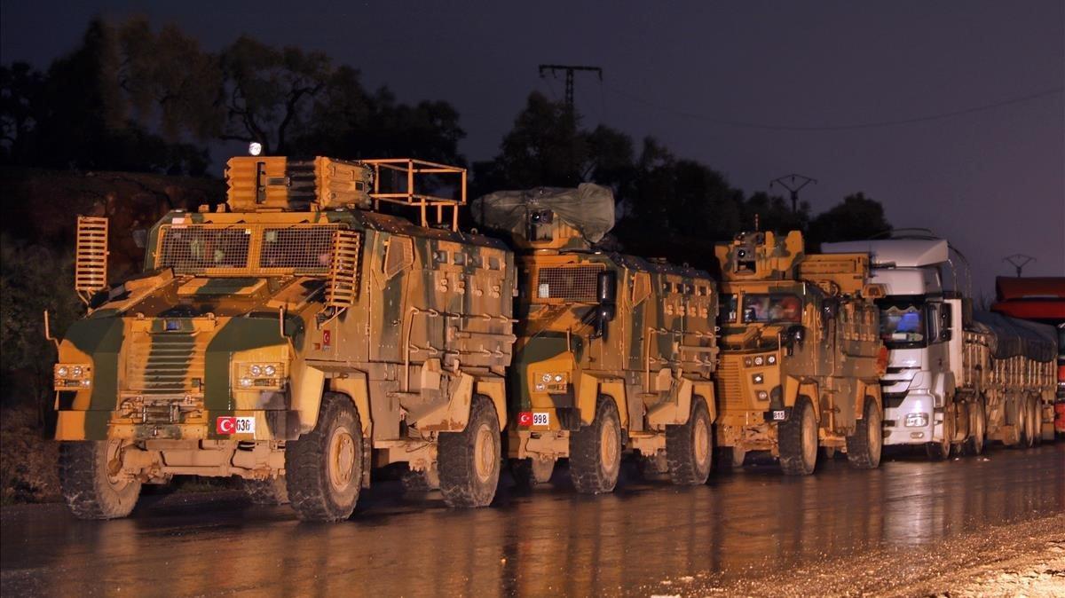 Un convoy del Ejército turco circula por una carretera de Idleb, el pasado día 7 de febrero.