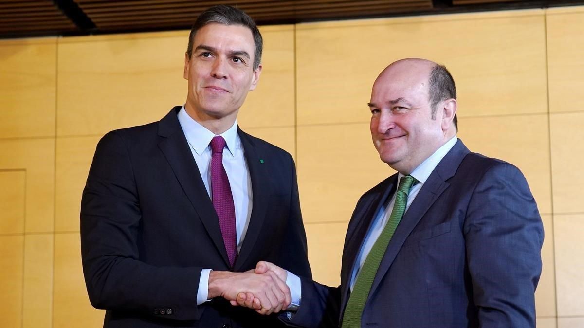 Sánchez y Ortuzar firman un acuerdo para la investidura Sánchez y Ortuzar firman un acuerdo para la investidura