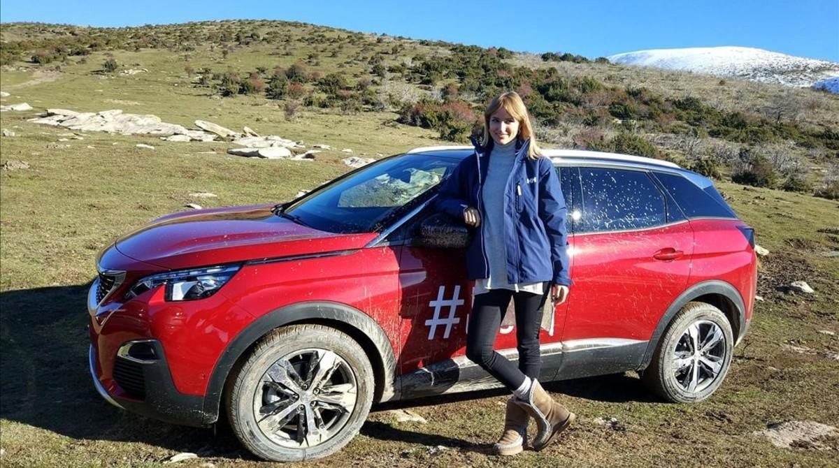 Alba Carrillo, junto a uno de modelos de Peugeot. Alba Carrillo, junto a uno de modelos de Peugeot.