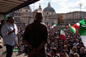 El dirigente de Forza Nuova Giuliano Castellino interviene durante la protesta contra el pasaporte covid del pasado sábado, en la plaza del Popolo de Roma.
