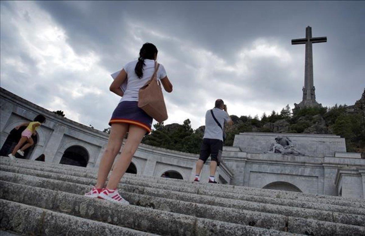 Visitantes fotografían la fachada del Valle de los Caídos, el agosto pasado.
