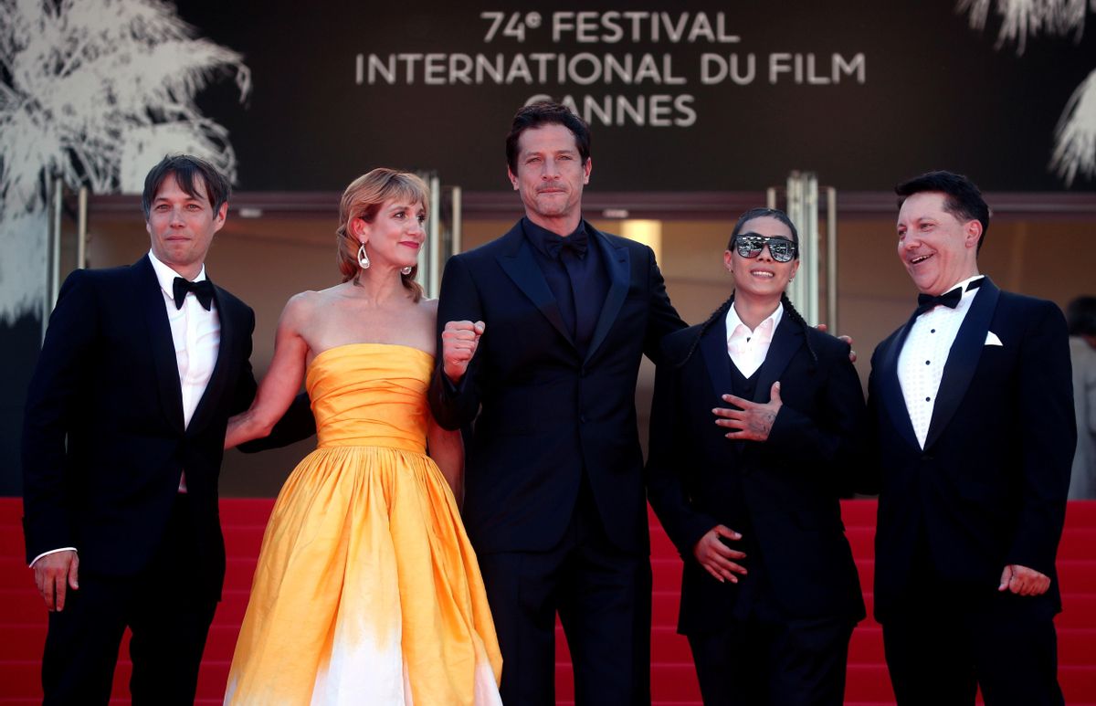 Sean Baker, Bree Elrod, Simon Rex, Brittney Rodriguez y Chris Bergoch, en la presentación de ’Red Rocket’ en Cannes. Sean Baker, Bree Elrod, Simon Rex, Brittney Rodriguez y Chris Bergoch, en la presentación de ’Red Rocket’ en Cannes.