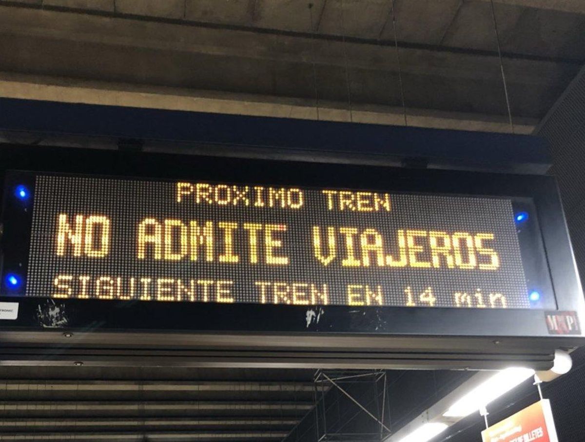 Dos incidencias complican la hora punta en Metro con vagones llenos Dos incidencias complican la hora punta en Metro con vagones llenos