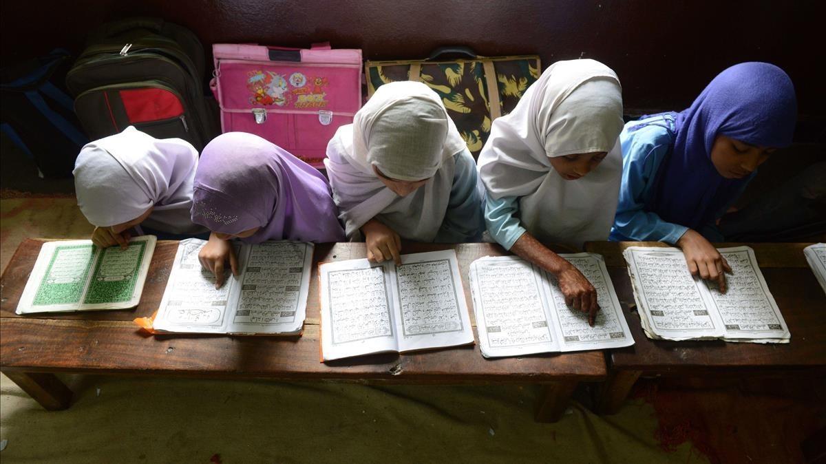 Imagen de archivo de cuatro niñas musulmanas leyendo el Corán en la escuela en India, en julio del 2013.