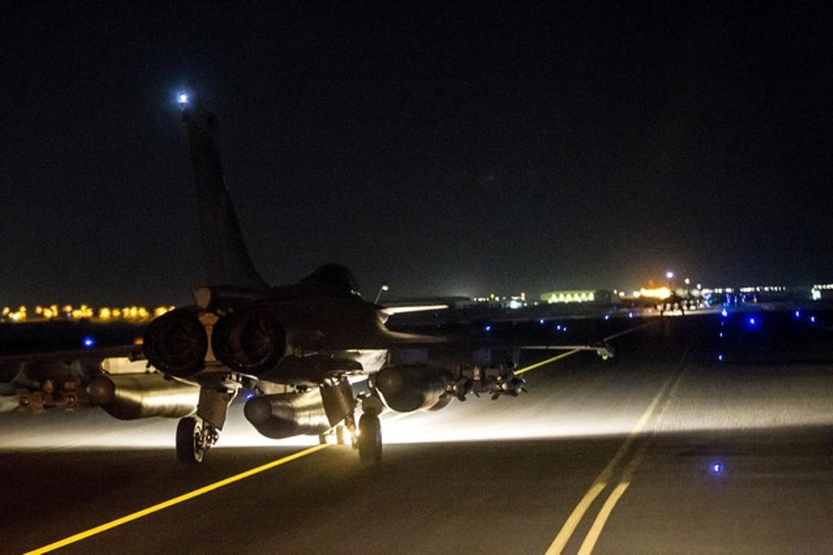 Uno de los bombarderos franceses que atacaron Raqqa (Siria) en la noche del lunes al martes.