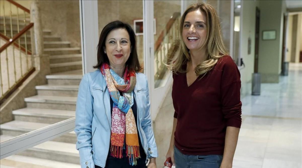Las diputadas Margarita Robles y Susana Sumelzo, que mantuvieron el ’no’ a Rajoy, la semana pasada en el Congreso. 