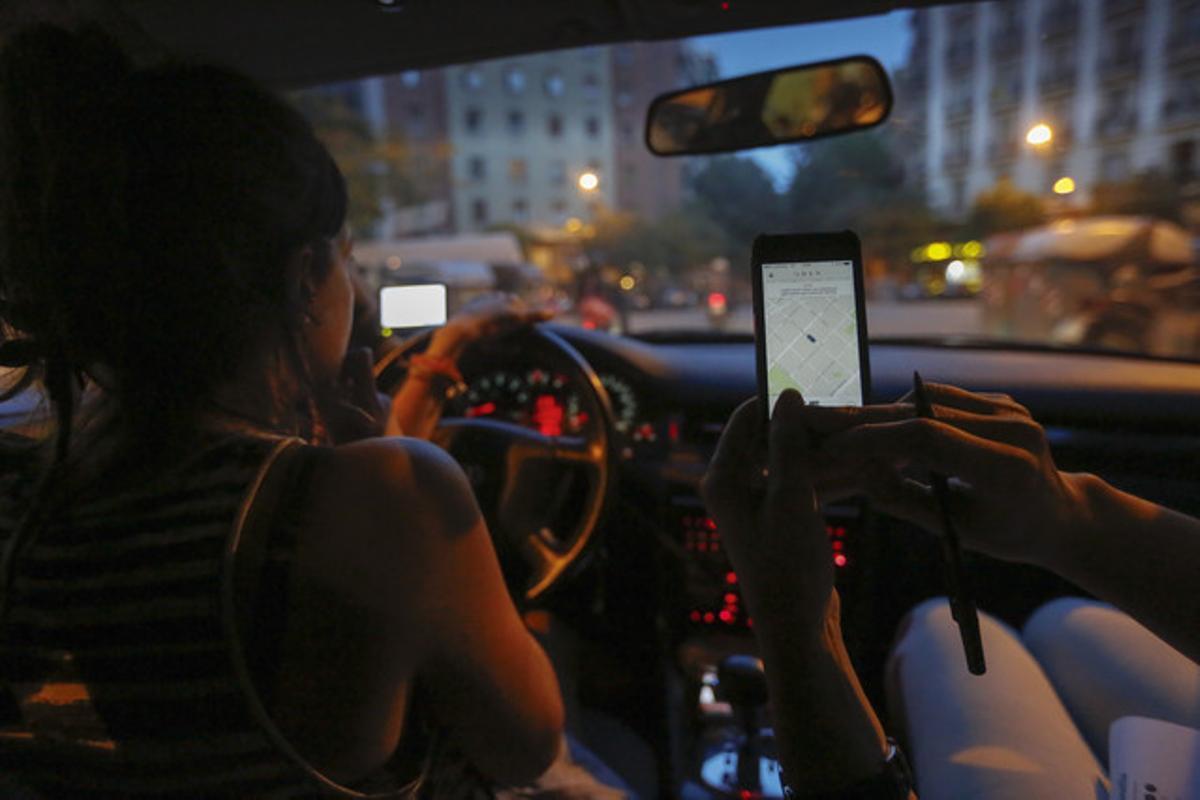 Un coche particular trabaja como taxi en Barcelona a través de la aplicación Uber, en junio del 2014 antes de que Uber suspendiese el servicio.