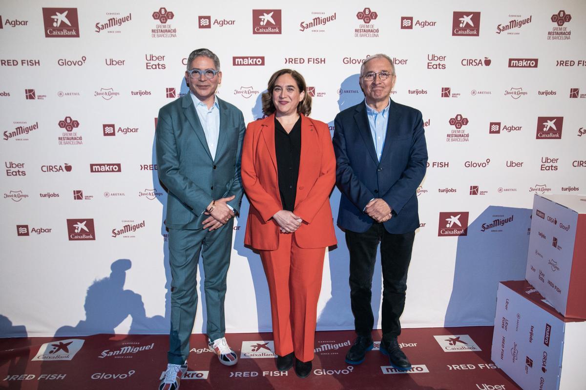 Boris Izaguirre con la alcaldesa Ada Colau y el periodista Xavier Sardà