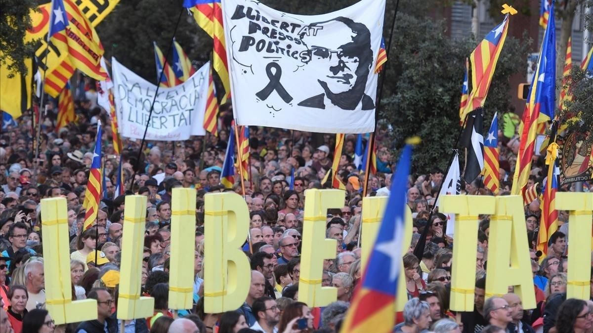 Manifestación independentista en Barcelona en rechazo a la sentencia del 1-O y para pedir la libertad de los presos, el 26 de octubre de 2019. Manifestación independentista en Barcelona en rechazo a la sentencia del 1-O y para pedir la libertad de los presos, el 26 de octubre de 2019.