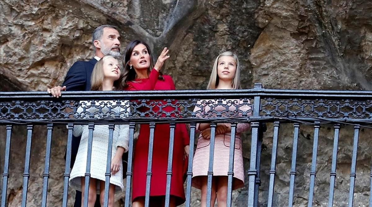 Los Reyes y sus hijas, la princesa Leonor y la infanta Sofía, en la conmemoración del centenario de la Vírgen de Covadonga.  