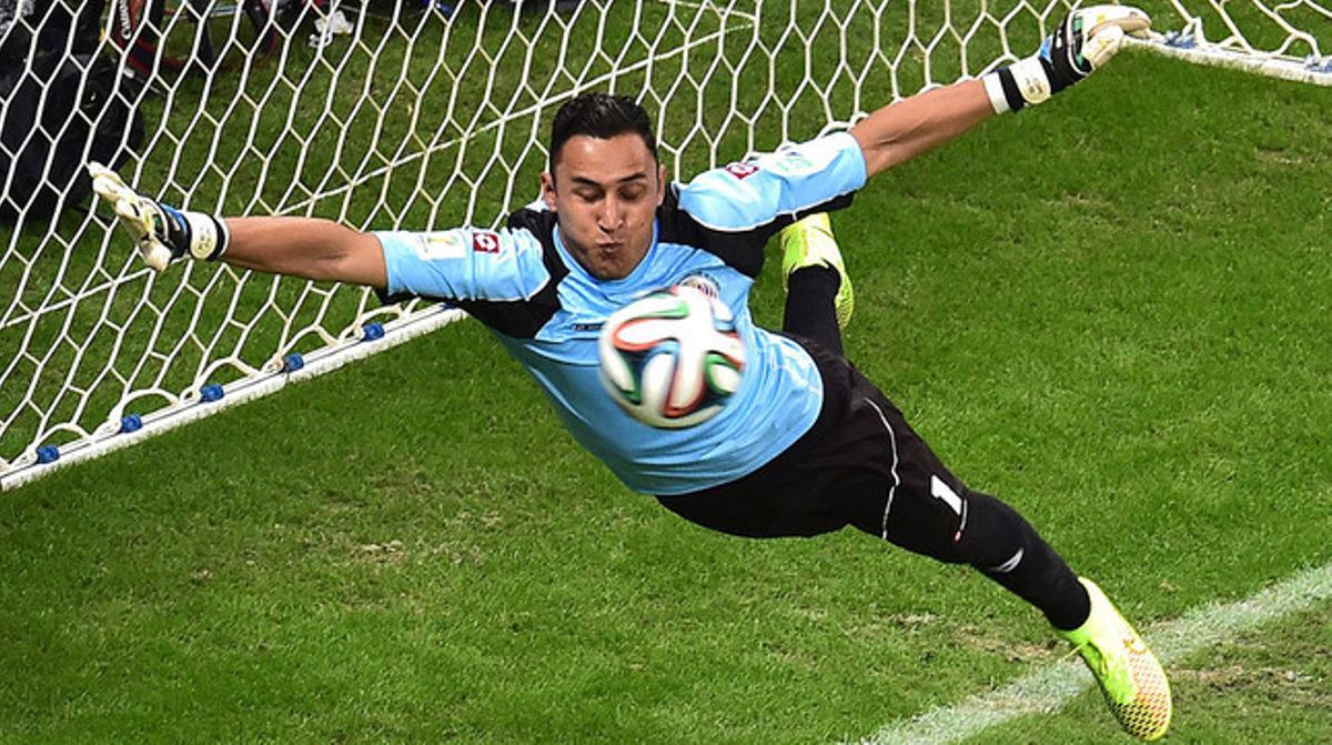Keylos Navas fa una parada en un partit del Mundial del Brasil.