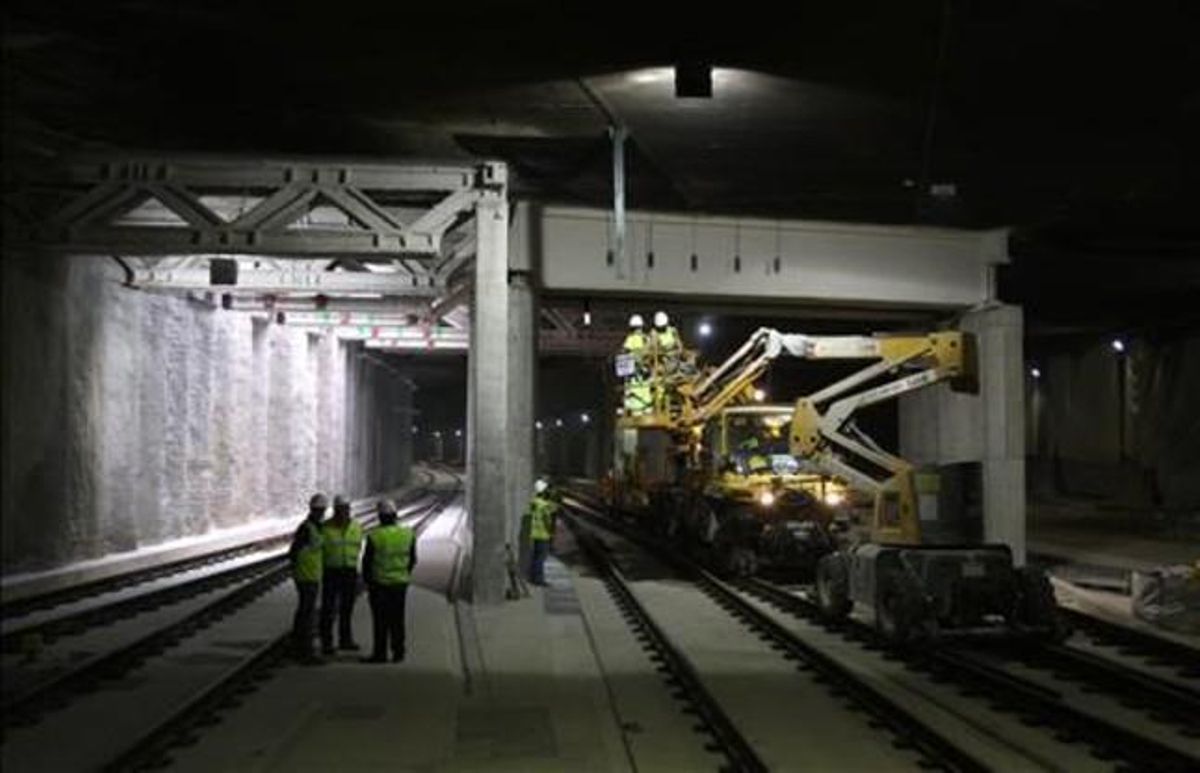Conexión de las vías del túnel del AVE del Eixample con la estación de Sants, en octubre. ELISENDA PONS Conexión de las vías del túnel del AVE del Eixample con la estación de Sants, en octubre. ELISENDA PONS