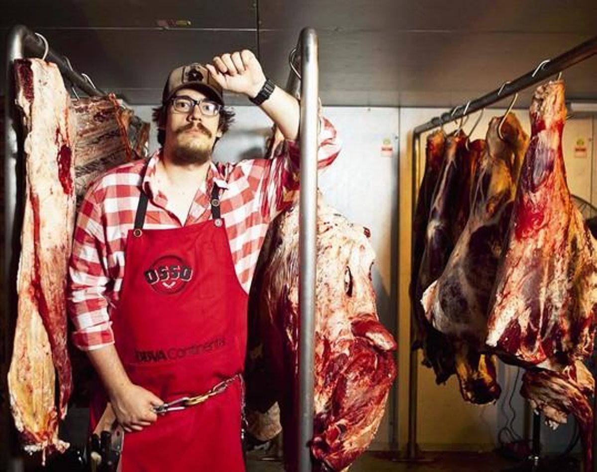 Renzo Garibaldi, en la carnicería-restaurante Osso, situada en un barrio residencial de Lima, en Perú. Sujeta los cuchillos con una cadena. Renzo Garibaldi, en la carnicería-restaurante Osso, situada en un barrio residencial de Lima, en Perú. Sujeta los cuchillos con una cadena.