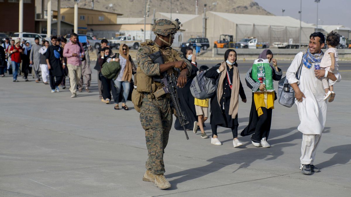 Civiles afganos evacuados por el ejército de Estados Unidos. Civiles afganos evacuados por el ejército de Estados Unidos.