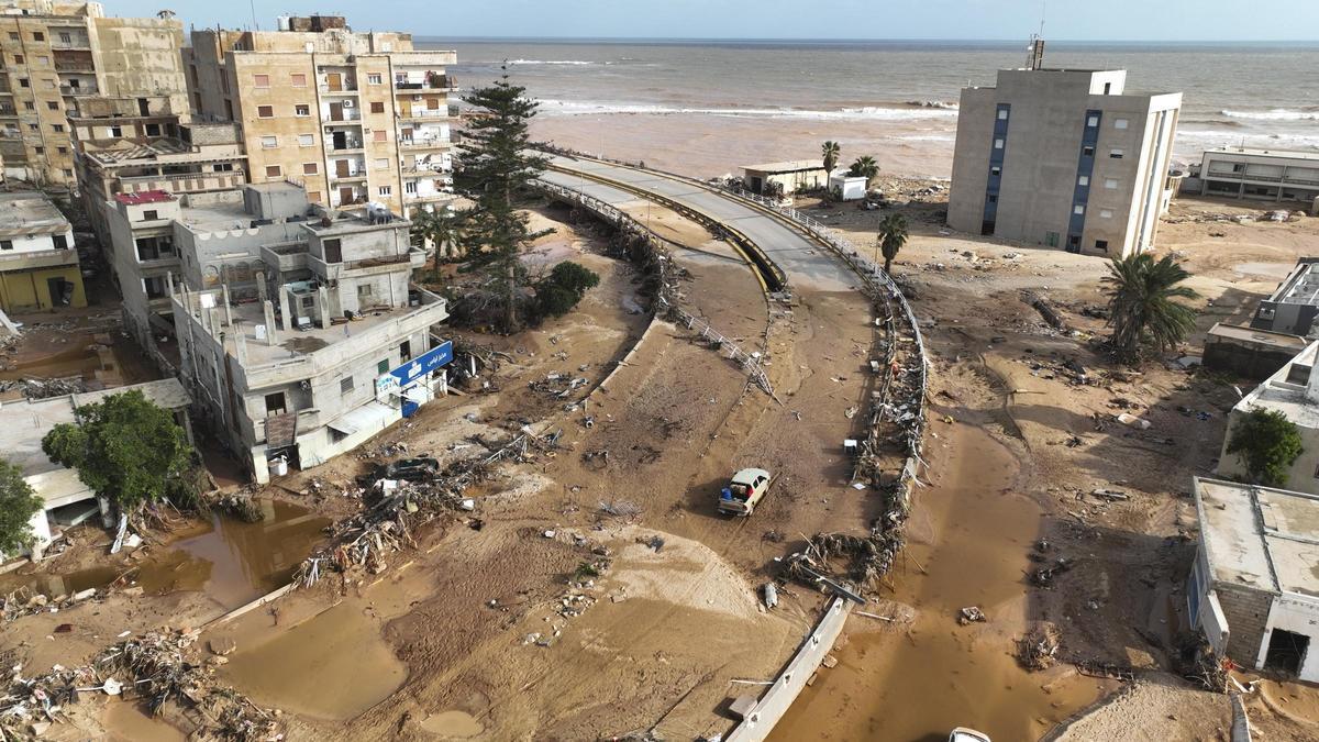 Una vista aérea de la ciudad de Derna, en Libia. La tormenta Daniel ha dejado una devastación sin precedentes en la ciudad de Derna, en el este de Libia, con más de 2.400 personas fallecidas y al menos 7.000 desaparecidas solo en Derna, aunque la cifra en todo el país puede alcanzar los 10.000 desaparecidos.