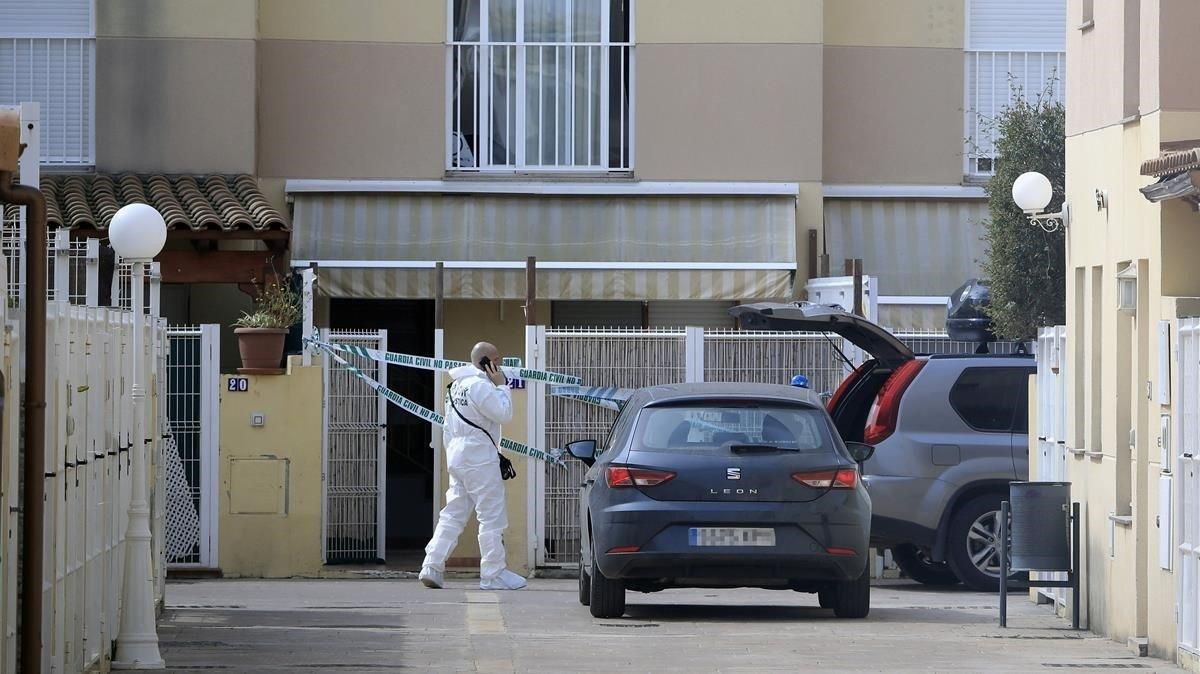 La Guardia Civil recoge pruebas en el domicilio de Almassora donde se produjo el homicidio. La Guardia Civil recoge pruebas en el domicilio de Almassora donde se produjo el homicidio.
