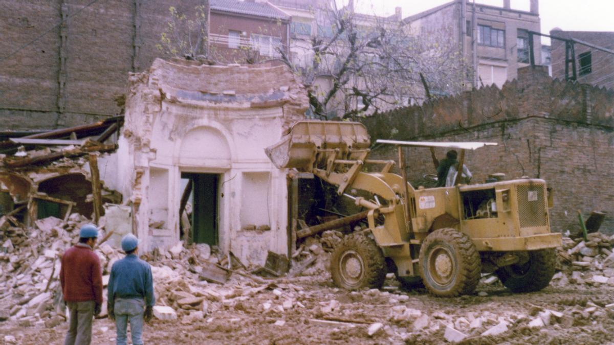 Demolición, en 1982, de la capilla que estaba junto al Cementerio de Gràcia.
