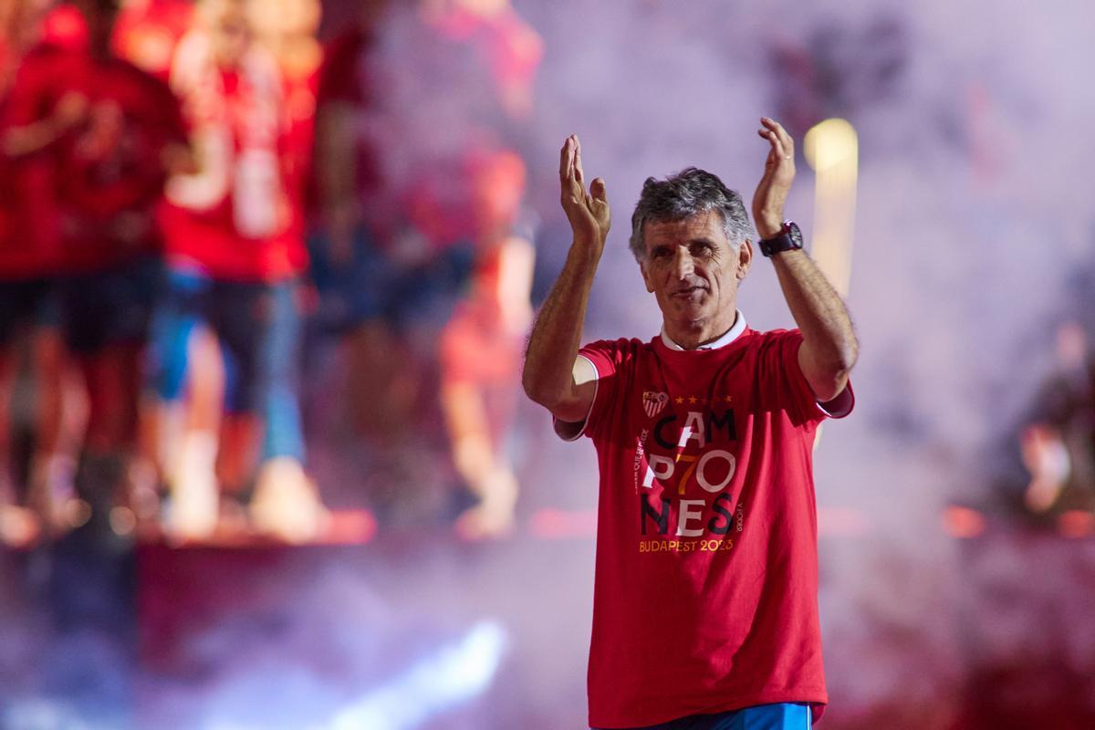 El técnico vasco José Luis Mendilibar celebra la Europa League 2022-2023.