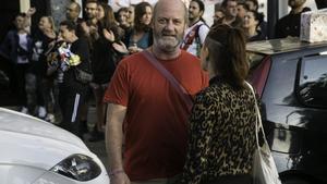 José Luis y Marina (de espaldas), durante una protesta contra un intento de desahucio en Nou Barris, en Barcelona.