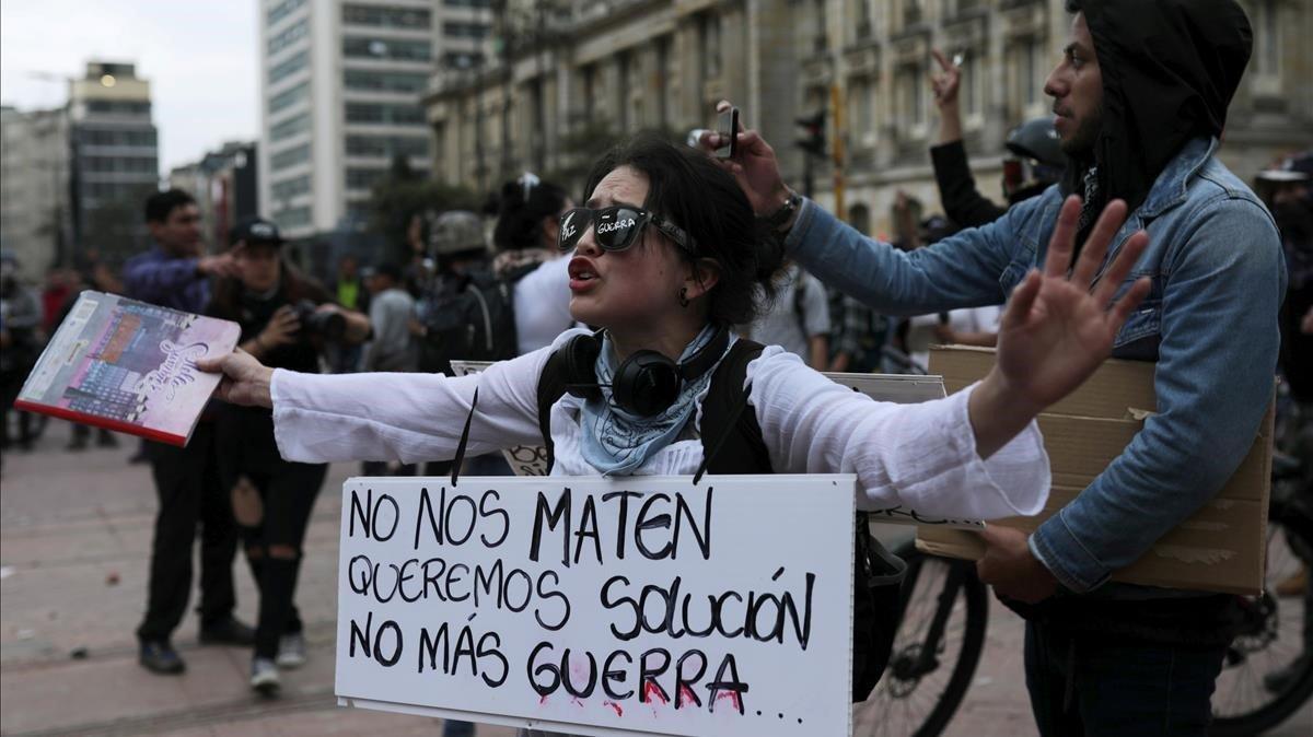 Una manifestante muestra una pancarta reivindicativa, este sábado, en Bogotá.