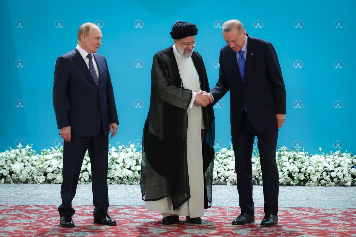 Los presidentes de Irán, Ibrahim Raisí, Turquía, Recep Tayyip Erdogan, y Rusia, Vladímir Putin, posan durante la cumbre trilateral de Teherán. 