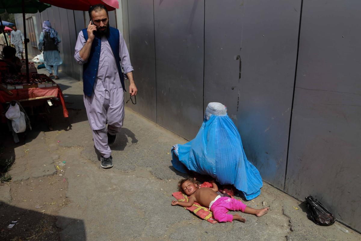 Una mujer afgana pide limosna junto a su hijo pequeño el pasado miércoles en Kabul.