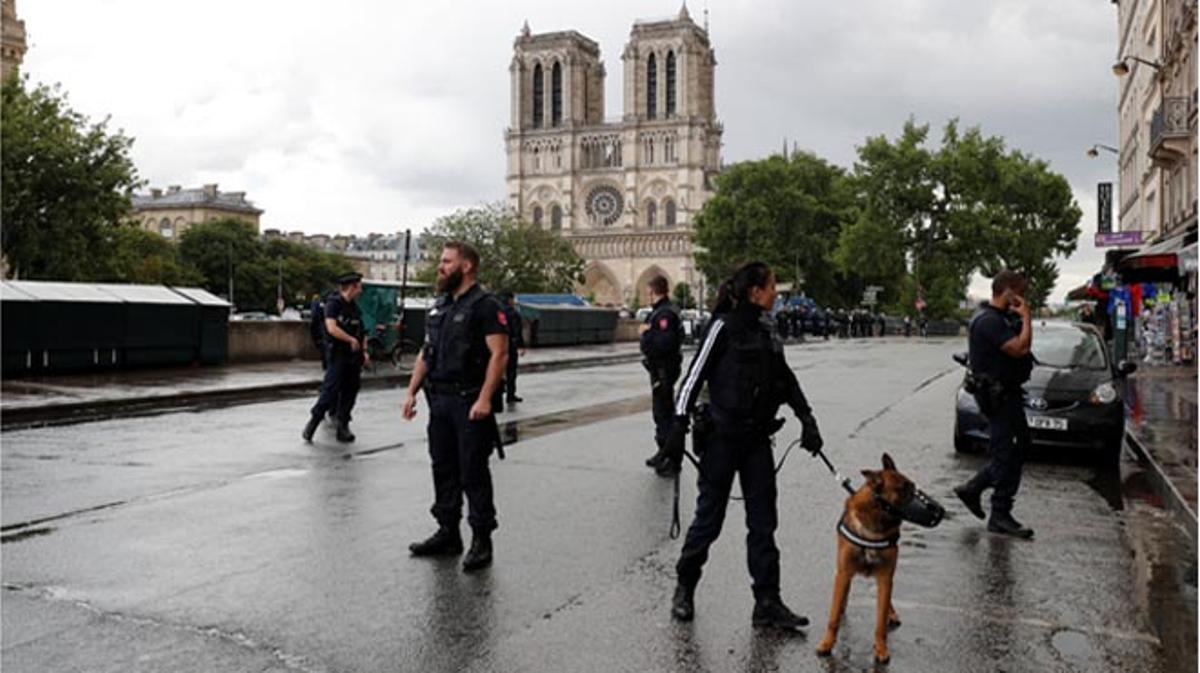 Notre Dame: Un policía abate de dos disparos al hombre que ha agredido a su compañero con un martillo.
