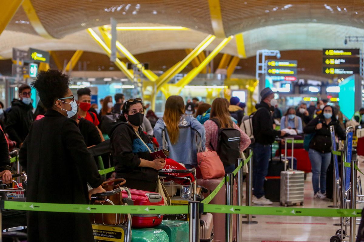 Pasajeros esperando en un aeropuerto para embarcar. Pasajeros esperando en un aeropuerto para embarcar.